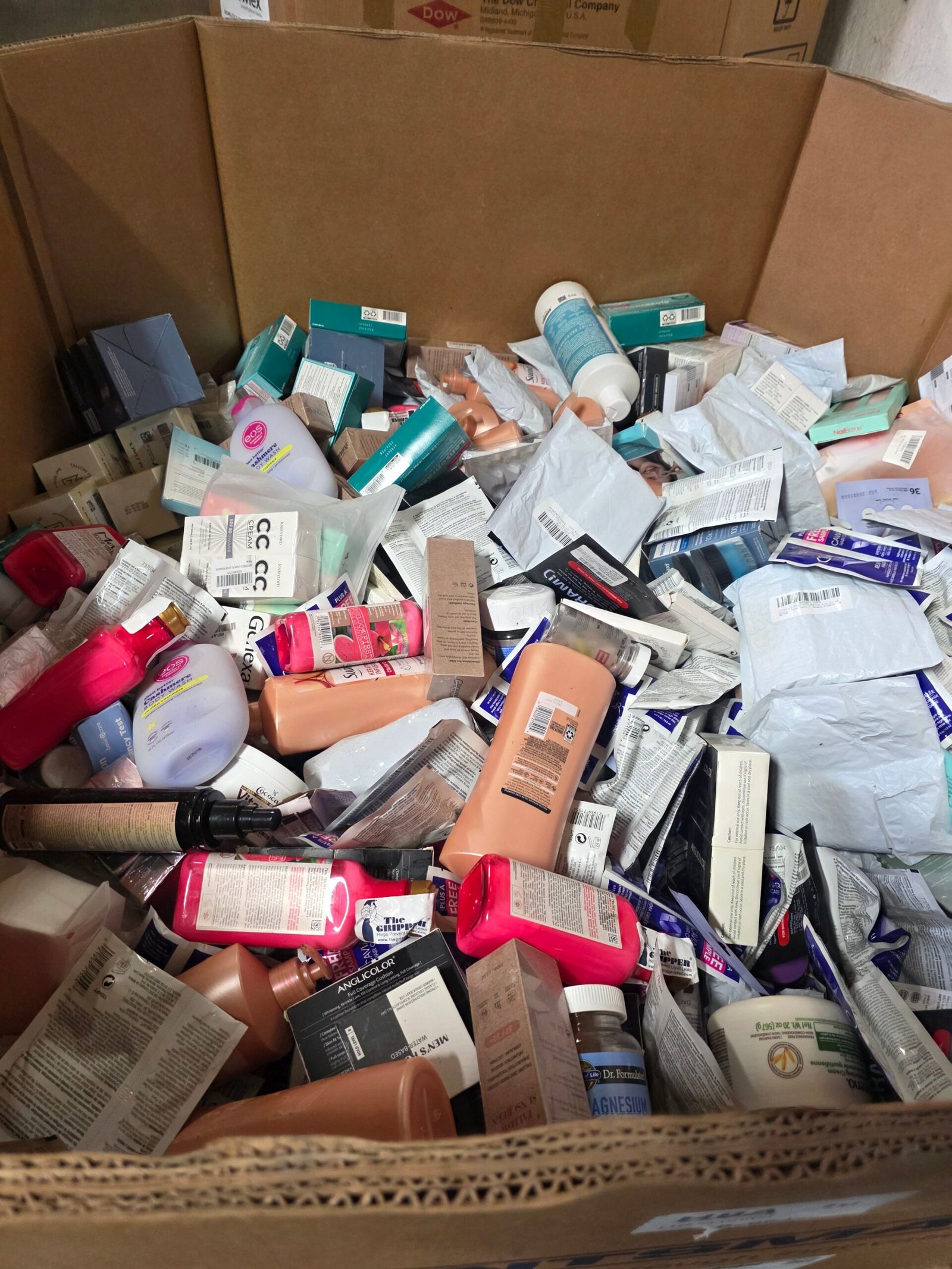 Cosmetics and Beauty Pallet: 700-Unit Lot Cosmetics and Beauty Pallet: 700-Unit Lot