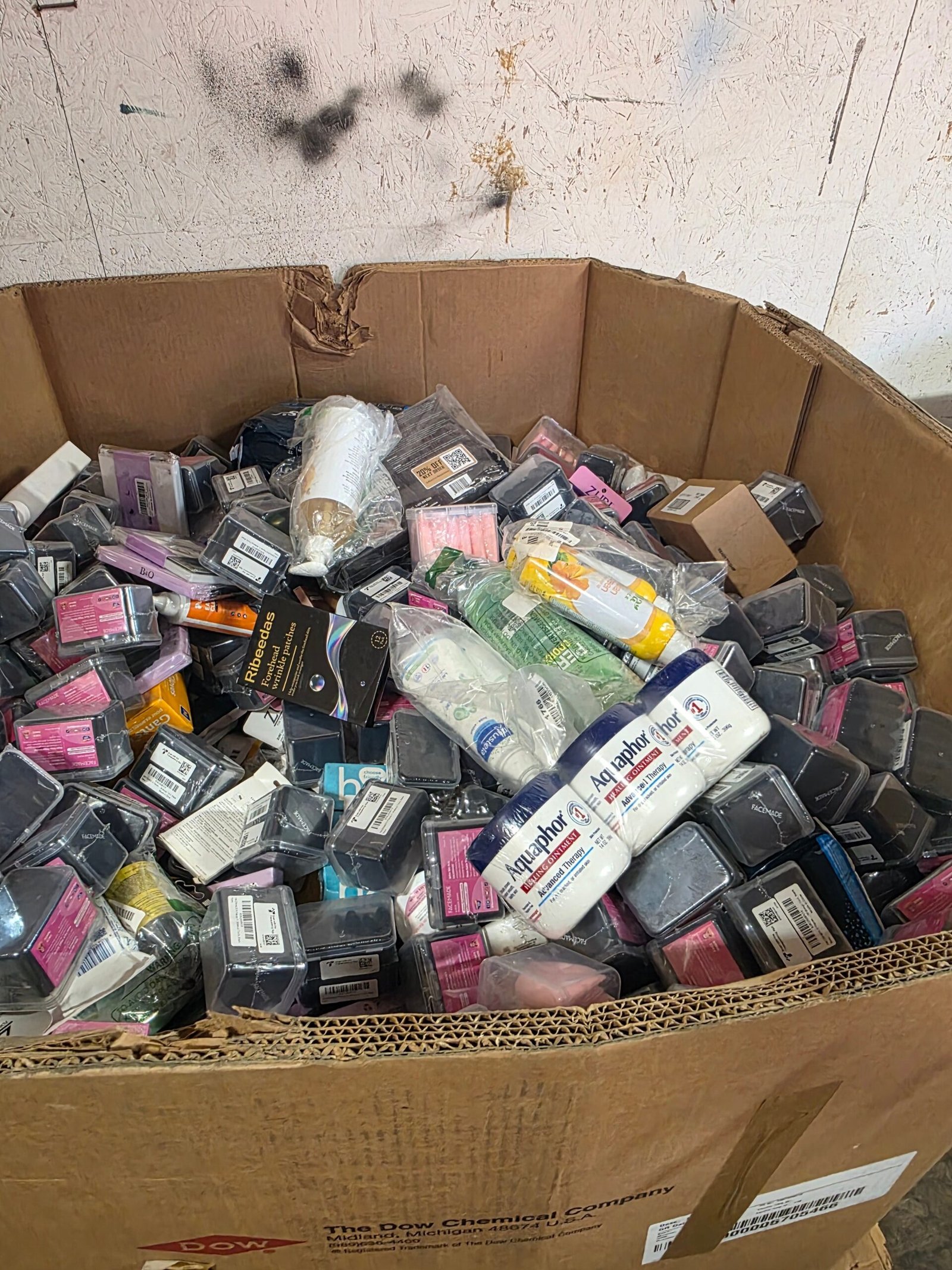 Cosmetics and Beauty Pallet: 700-Unit Lot Cosmetics and Beauty Pallet: 700-Unit Lot