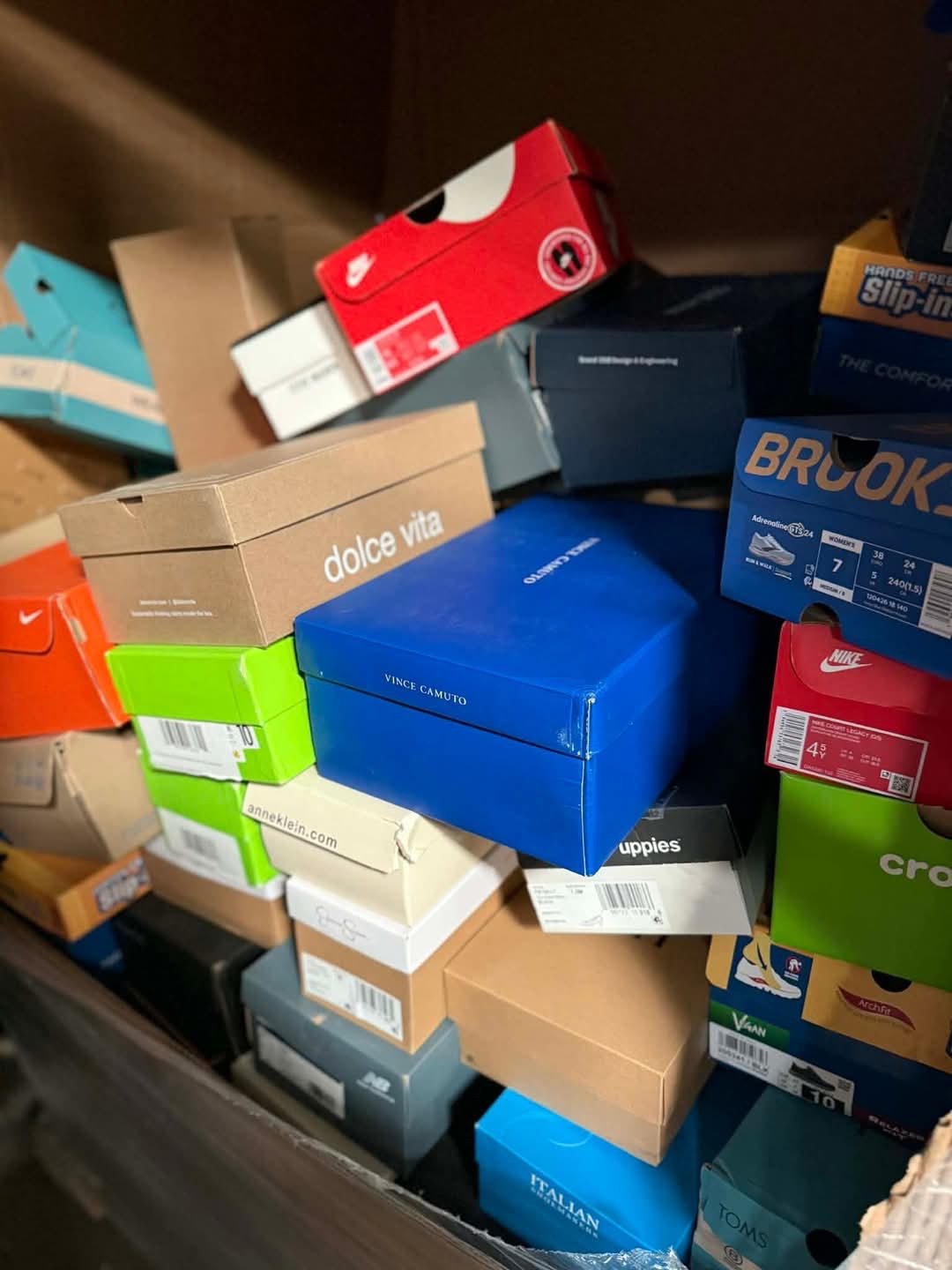 Apparel and Footwear Pallet (TMW-1176) Apparel and Footwear Pallet (TMW-1176)