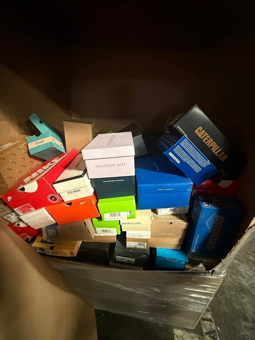 Apparel and Footwear Pallet (TMW-1176) Apparel and Footwear Pallet (TMW-1176)