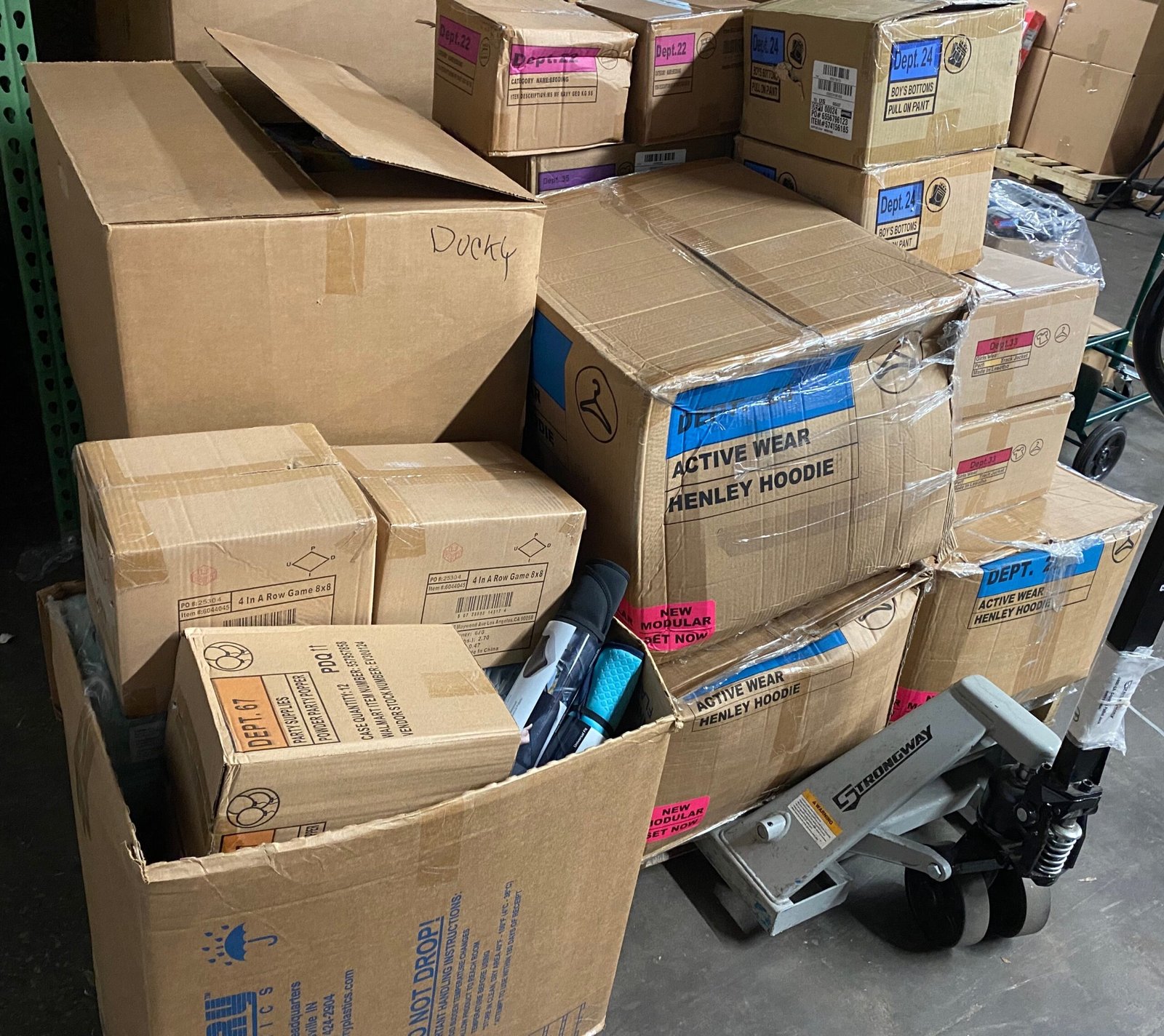 Apparel and Footwear Pallet: 570-Unit Lot Apparel and Footwear Pallet: 570-Unit Lot