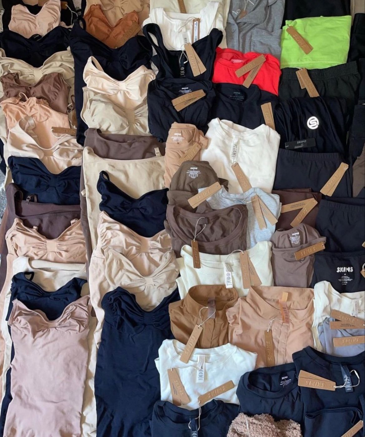 Apparel and Footwear Pallet: 250-Unit Lot Apparel and Footwear Pallet: 250-Unit Lot
