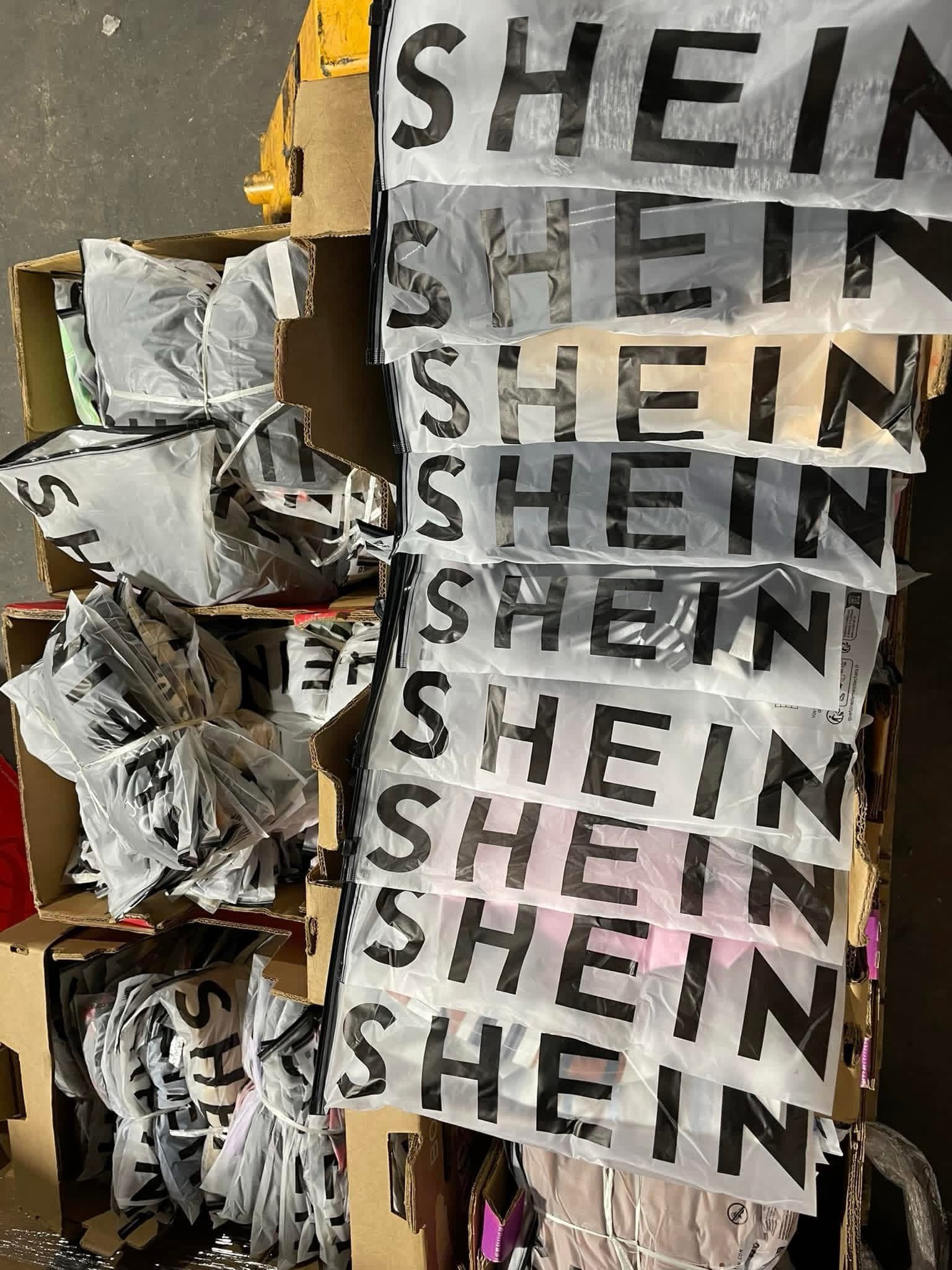 Apparel and Footwear Pallet: 1,000-Unit Lot (TMW-1290) Apparel and Footwear Pallet: 1,000-Unit Lot (TMW-1290)