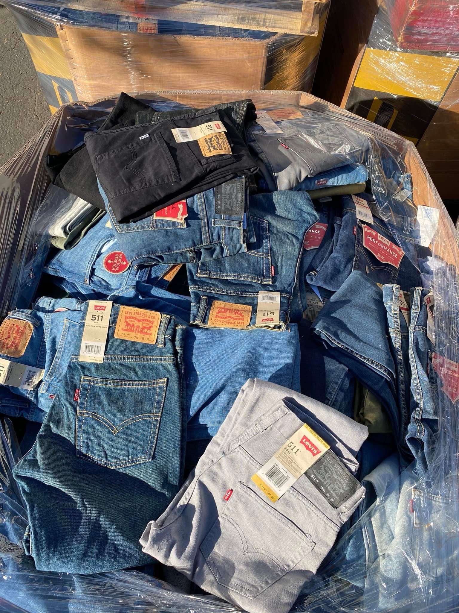 Apparel and Footwear Pallet: 525-Unit Lot Apparel and Footwear Pallet: 525-Unit Lot