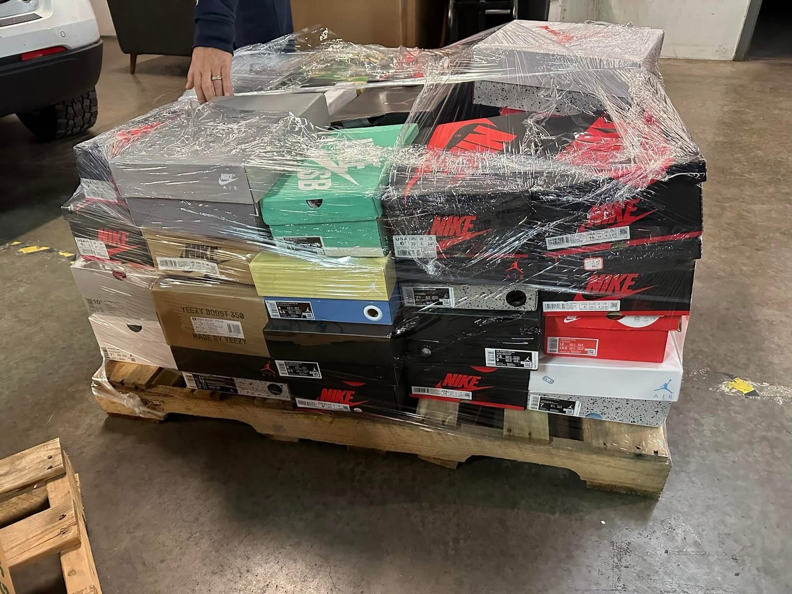 Apparel and Footwear Pallet: 400-Unit Lot (TMW-1243) Apparel and Footwear Pallet: 400-Unit Lot (TMW-1243)