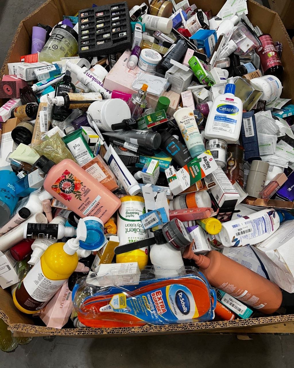 Cosmetics and Beauty Pallet: 800-Unit Lot (TMW-1098) Cosmetics and Beauty Pallet: 800-Unit Lot (TMW-1098)